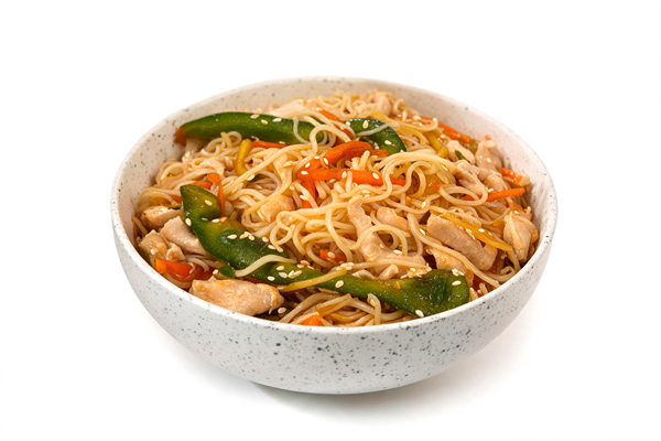 Фото 3-15 Фирменный салат с фунчозой и курицей